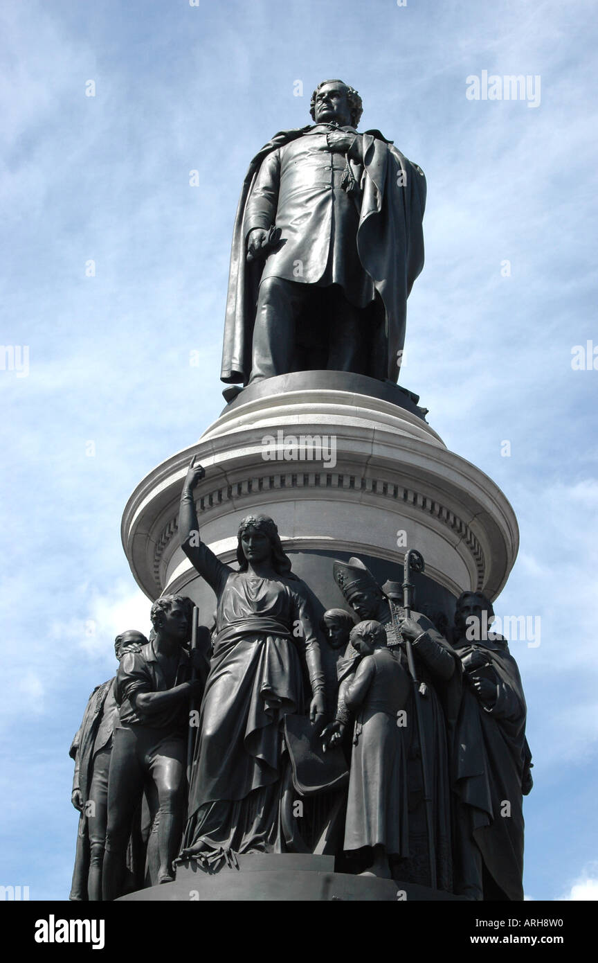 Una vista general de la Estatua de Daniel O'Connell representada en O'Connell Street, en la ciudad de Dublín en Irlanda. Foto de stock