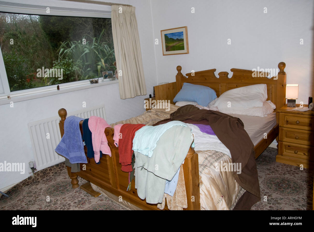 Desaliñado, desordenado dormitorio Foto de stock