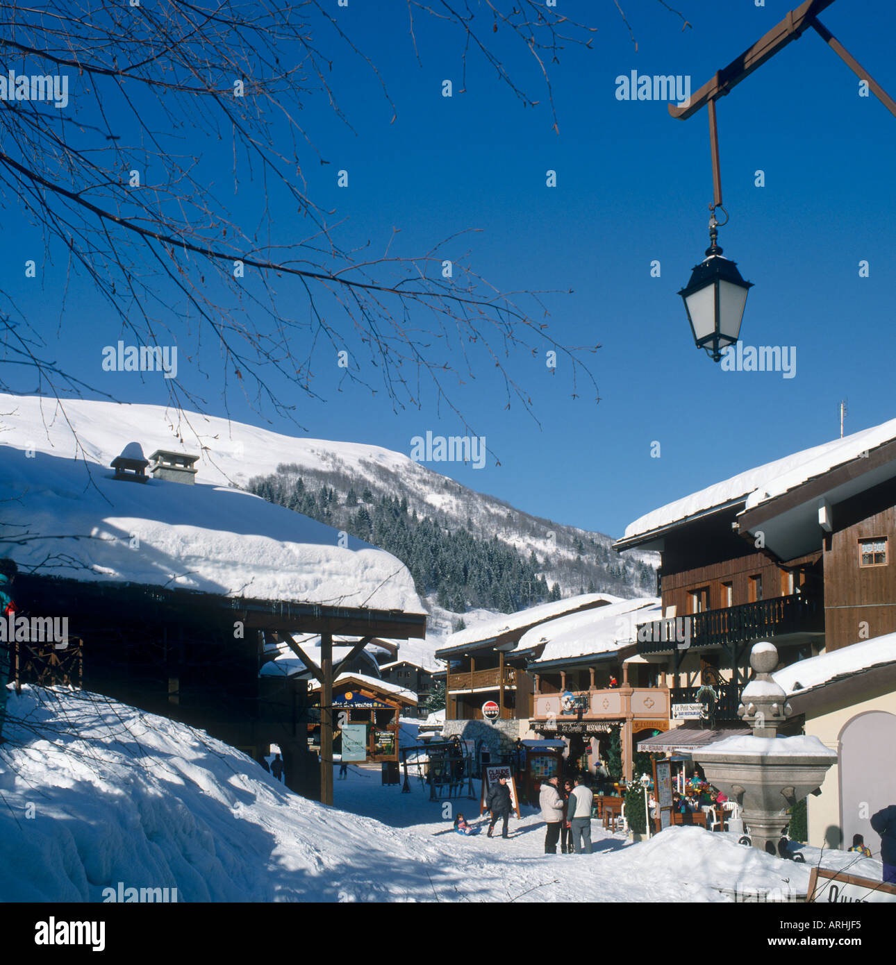 El centro del resort, Valmorel, Tarentaise, Savoie, Alpes franceses, Francia Foto de stock