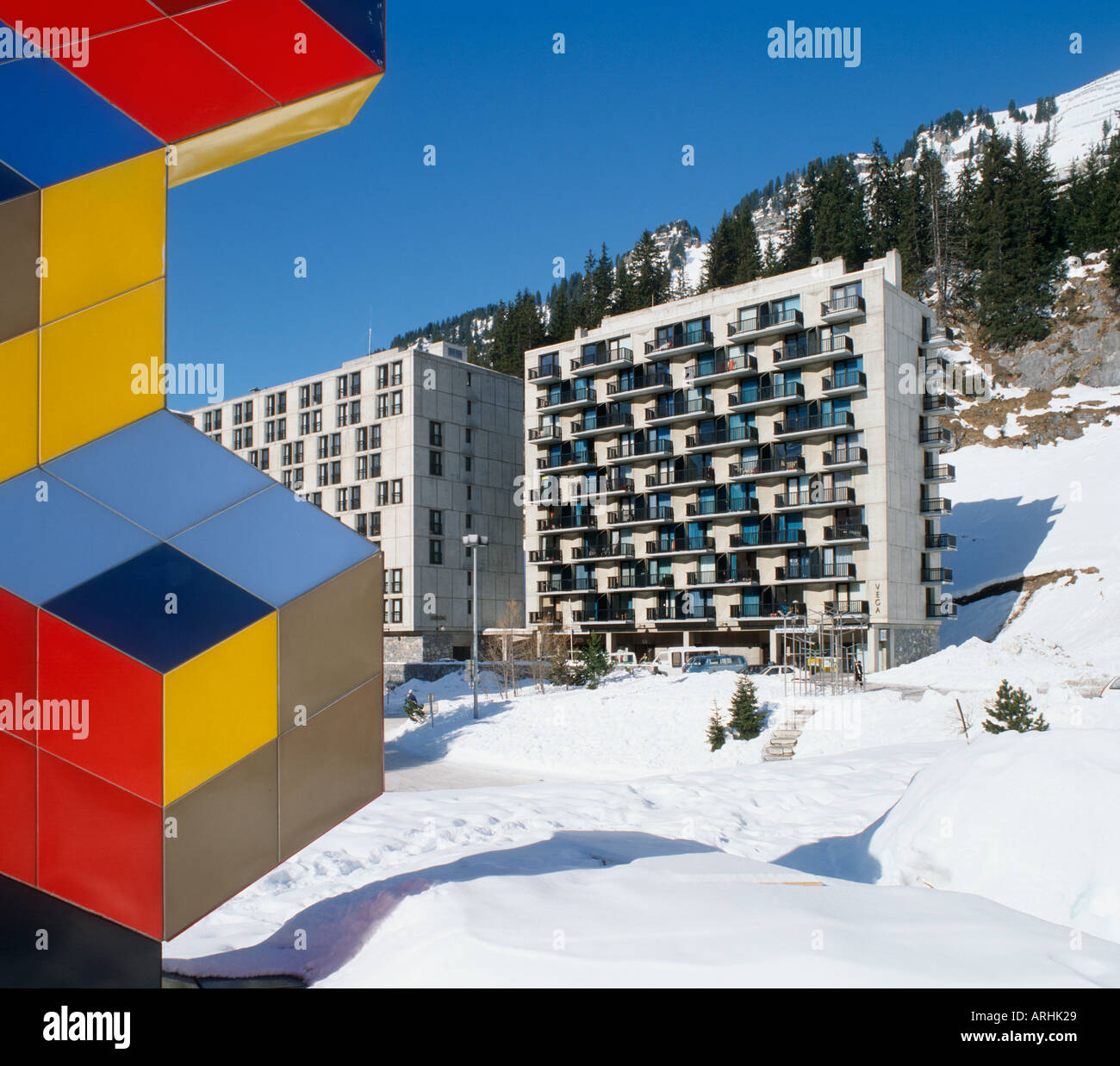 Bloques de apartamentos típico en Flaine, Haute Savoie, Alpes franceses, Francia Foto de stock