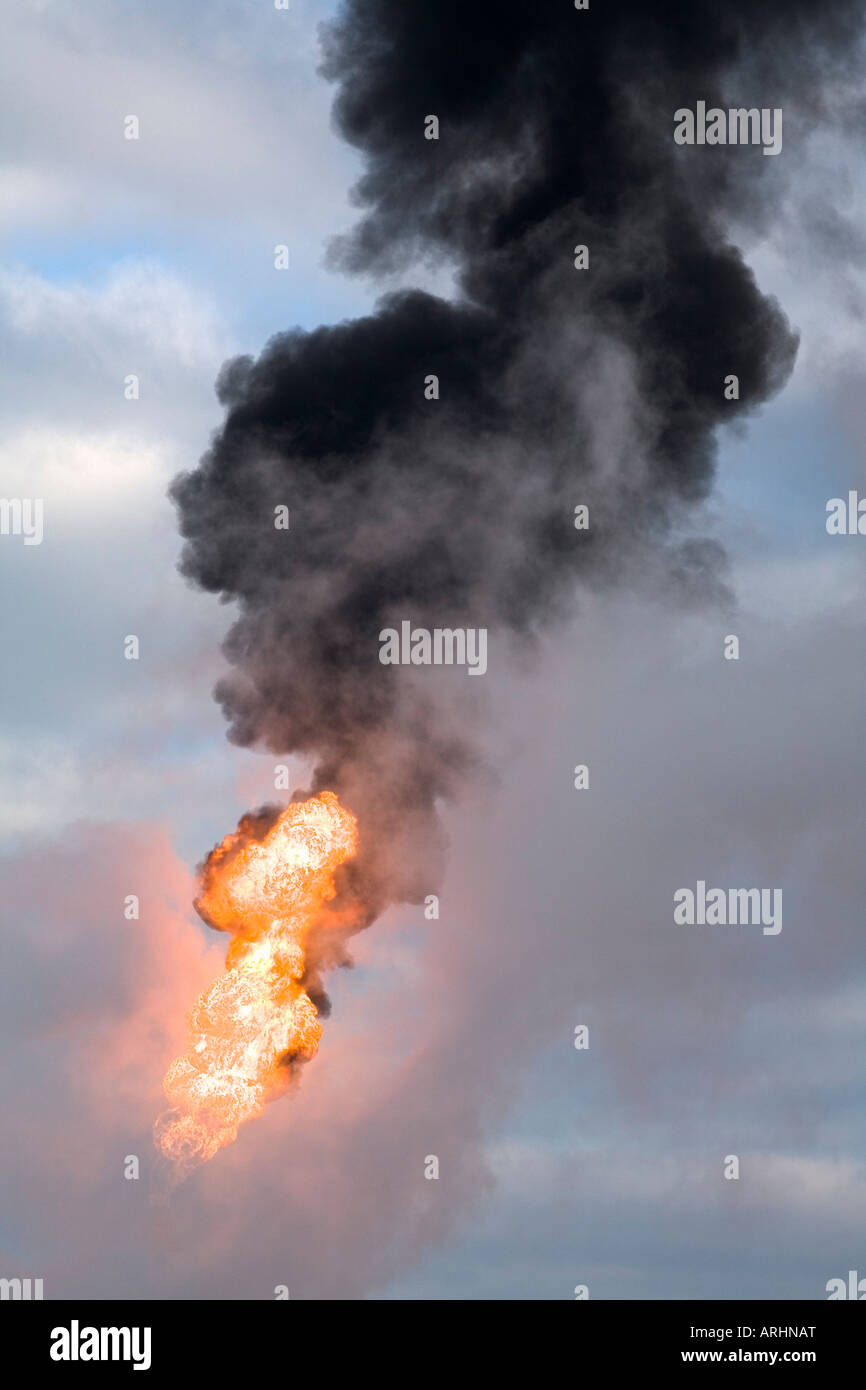Humo negro, vapor y aumentando la llama del quemador pila en el