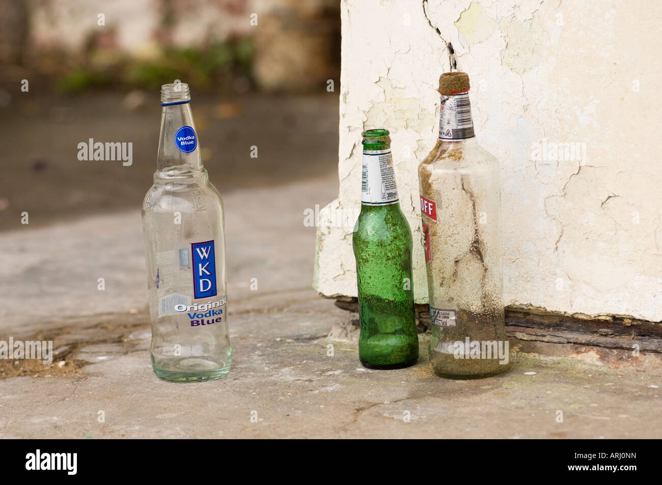 Botellas de bebidas alcohólicas desechados Viking Bay Broadstairs Kent  England Fotografía de stock - Alamy