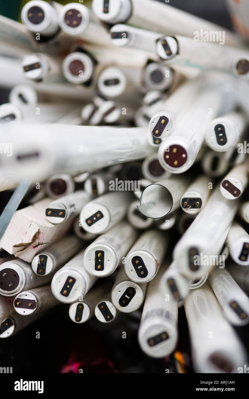 Reciclar tubos fluorescentes fotografías e imágenes de alta resolución