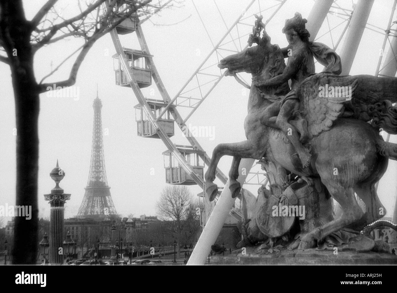 Escultura del siglo XVIII, la noria y la Torre Eiffel París Francia Foto de stock