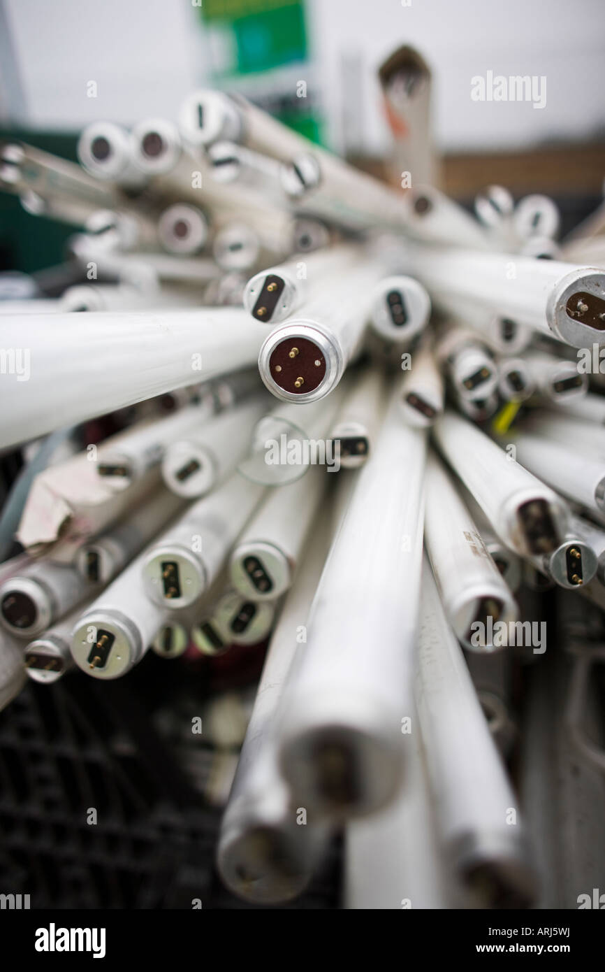 Reciclar tubos fluorescentes fotografías e imágenes de alta resolución