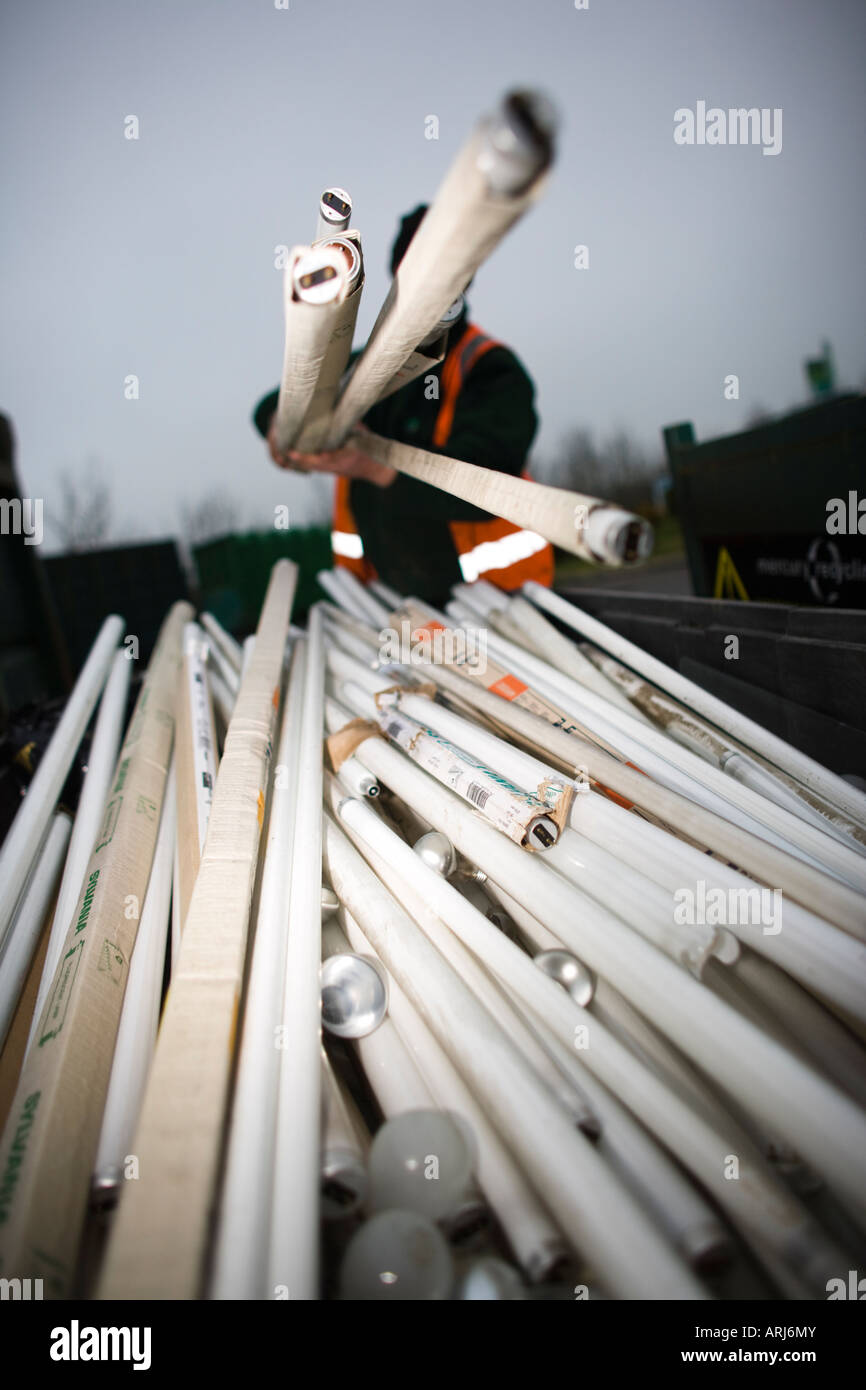 Reciclar tubos fluorescentes fotografías e imágenes de alta resolución