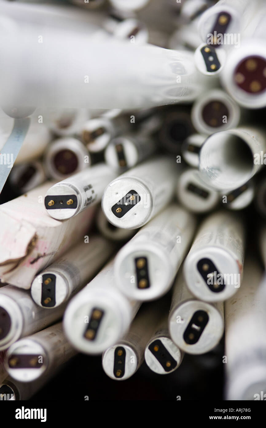 Reciclar tubos fluorescentes fotografías e imágenes de alta resolución