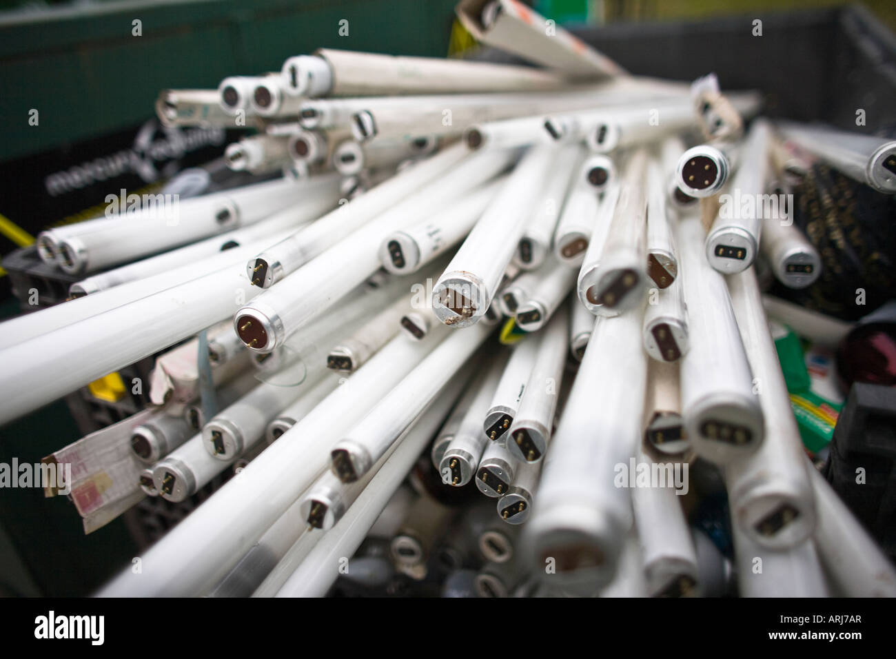 Tubos fluorescentes en un centro de reciclaje, REINO UNIDO Foto de stock