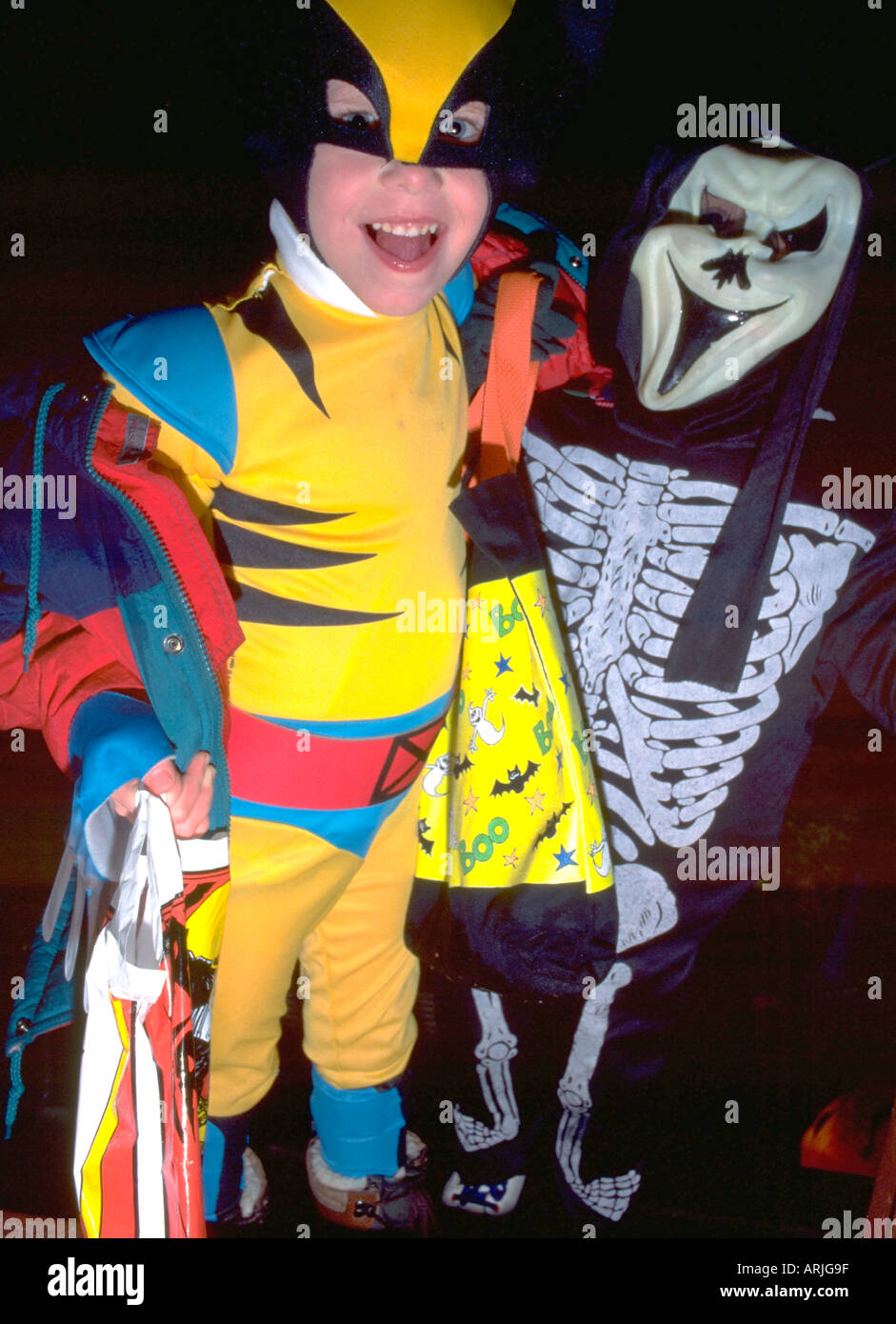 Abrumar tienda esponja Niños vestidos con disfraces de Halloween como esqueleto y Robin de los 4  años de edad. St Paul MN Minnesota EE.UU Fotografía de stock - Alamy