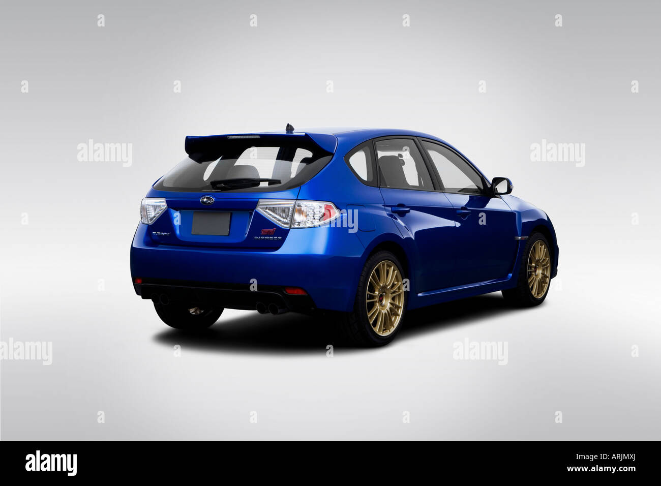 2008 Subaru Impreza WRX STI en Azul - ángulo de visión Fotografía de - Alamy