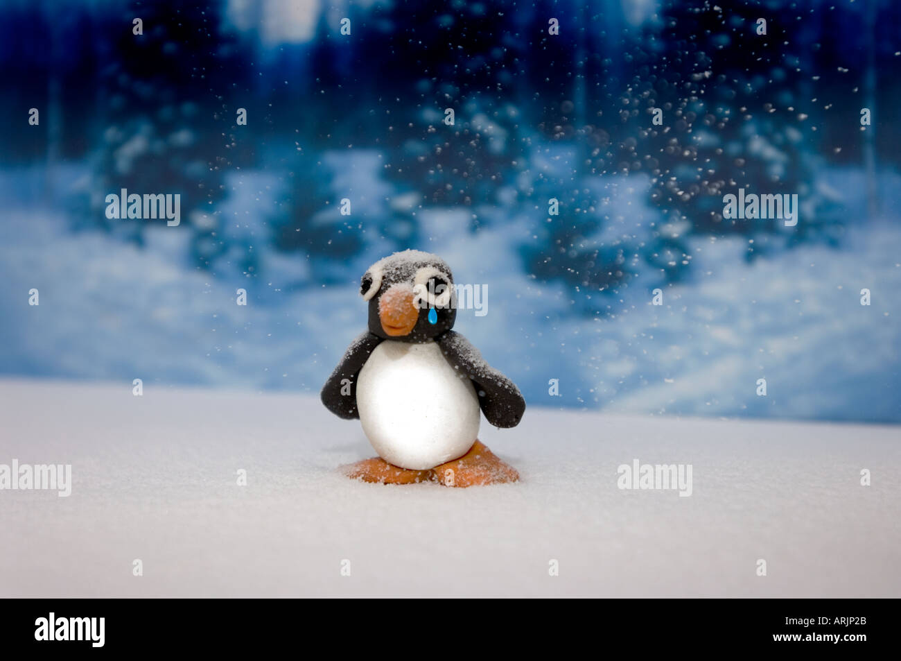 Plastilina childs modelo de un pingüino de llanto y en una escena de invierno Foto de stock