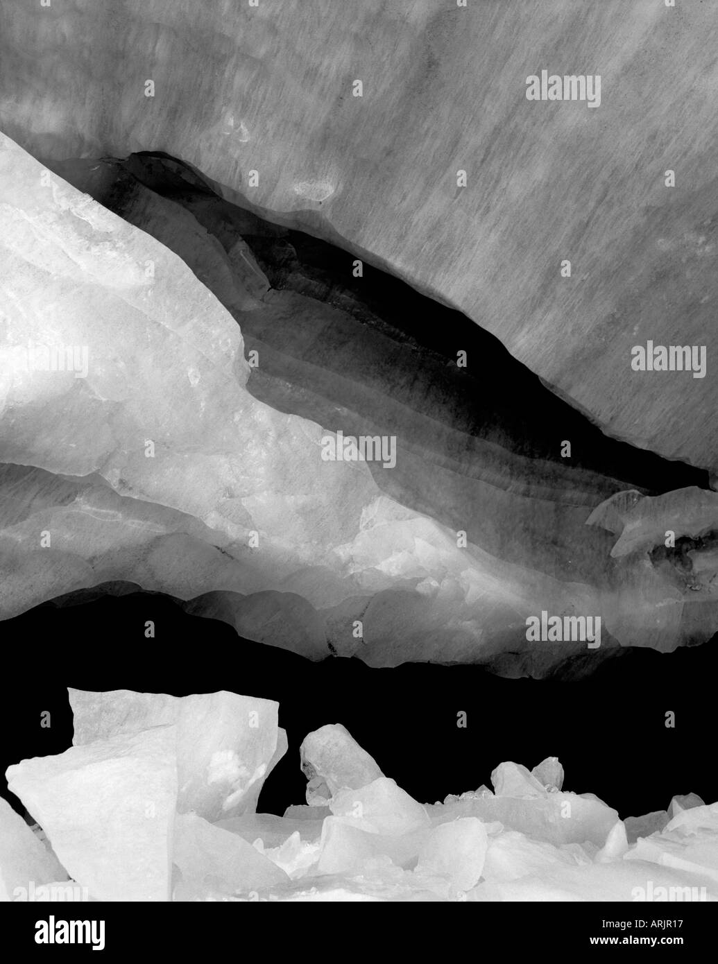 Primer plano de hielo glaciar a la entrada de una cueva glaciar de forma natural Foto de stock