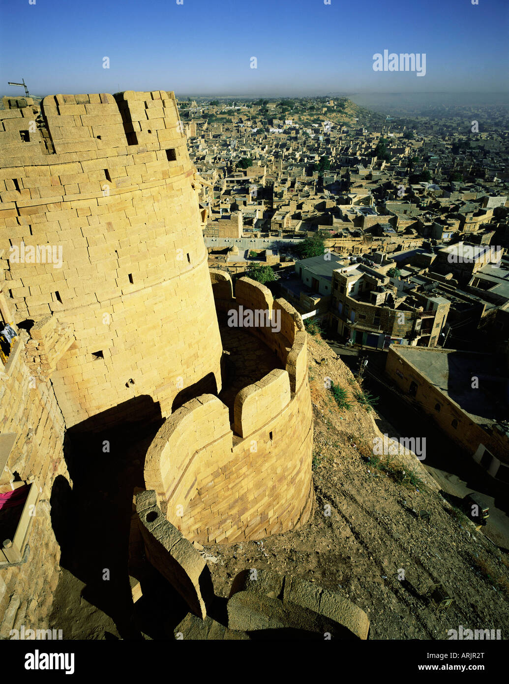 Vista de Jaisalmer y viejas paredes circundantes, en el oeste de Rajasthán, el estado de Rajasthan, India, Asia Foto de stock