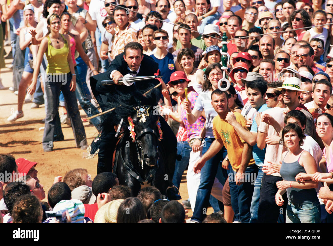 Rider aceleración durante los juegos medievales, el festival celebra el Día de San Juan, Ciutadella, Menorca, Islas Baleares, España Foto de stock