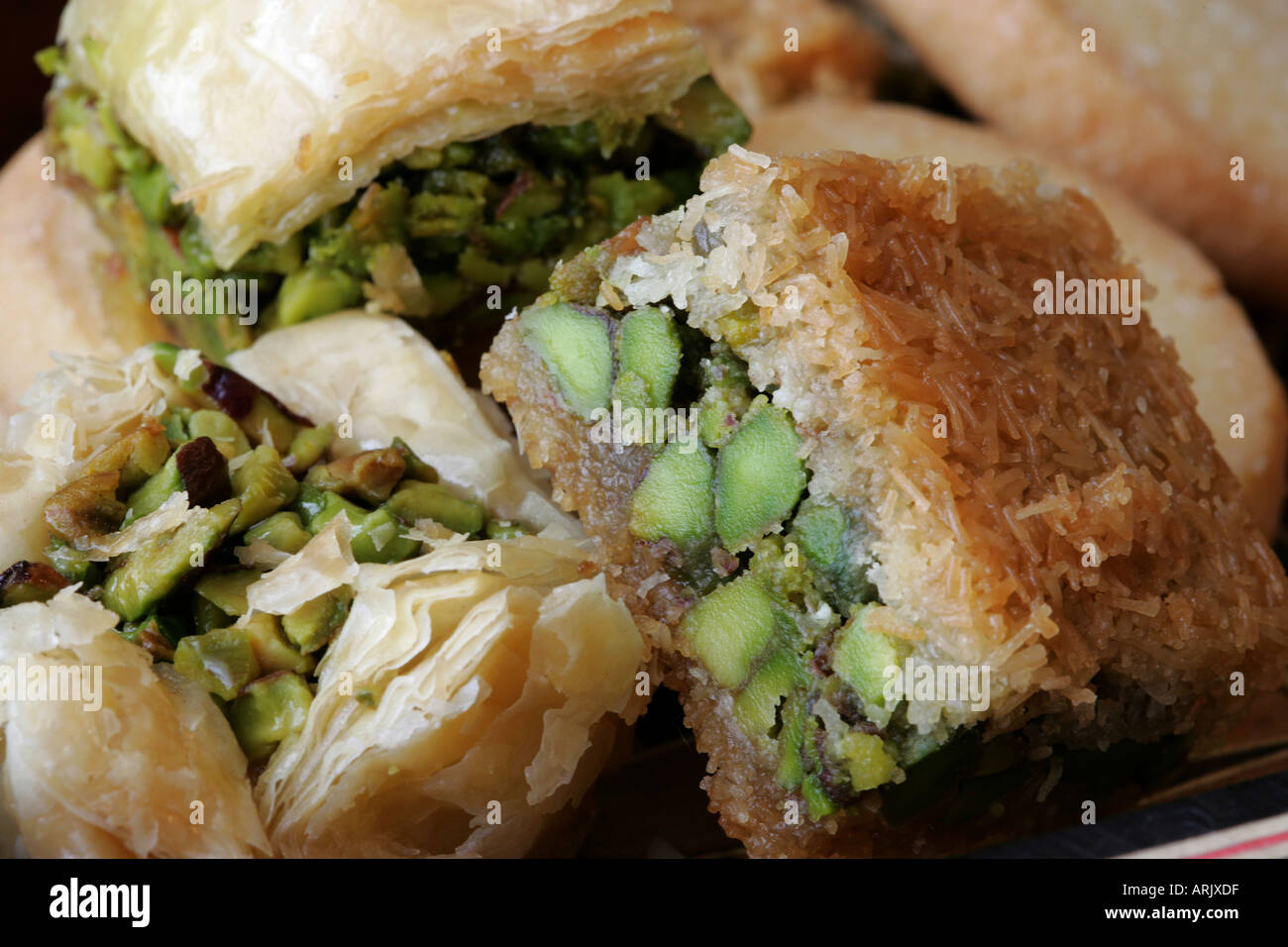 JOR, de Jordania, Ammán: árabe dulces típicos, pistacho, allmonds wraped en  hojaldre Fotografía de stock - Alamy