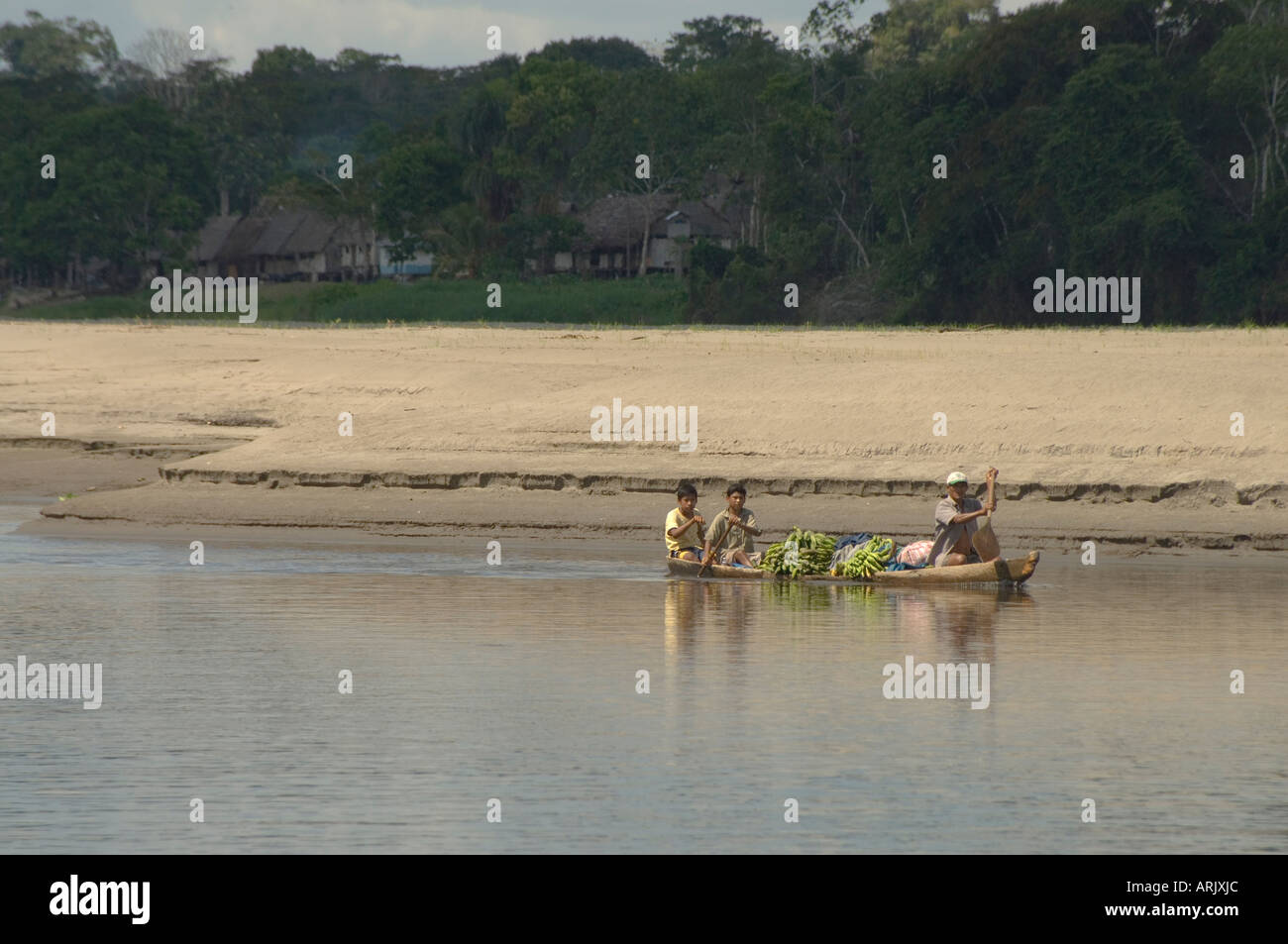 La gente en canoa en la Reserva Nacional Pacaya-Samiria, Loreto, Perú Foto de stock
