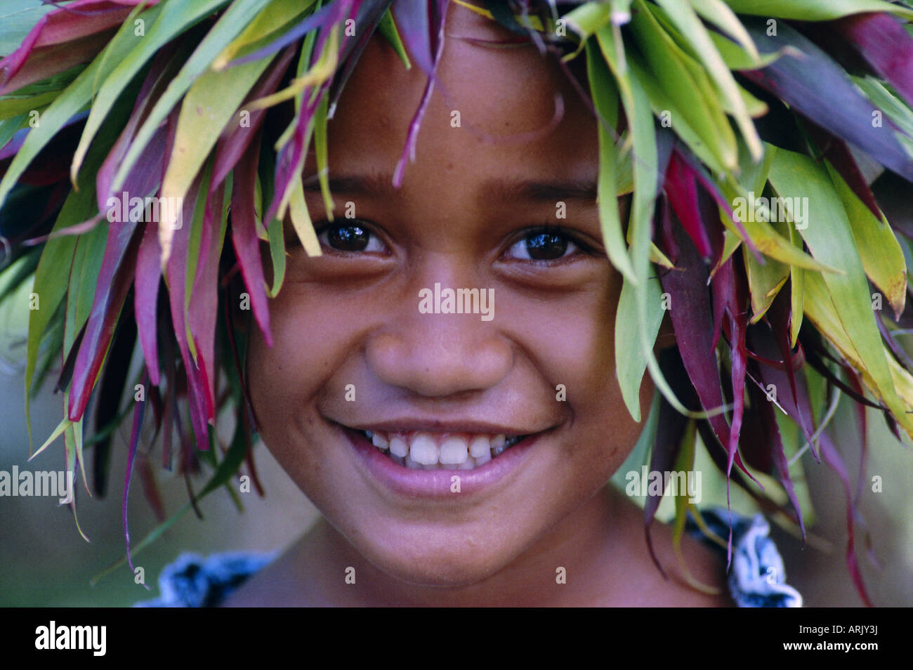 Retrato de un joven muchacho, Atiheu Bay, Nuku Hiva isla, archipiélago de las Islas Marquesas, en la Polinesia Francesa, Islas del Pacífico Sur. Foto de stock