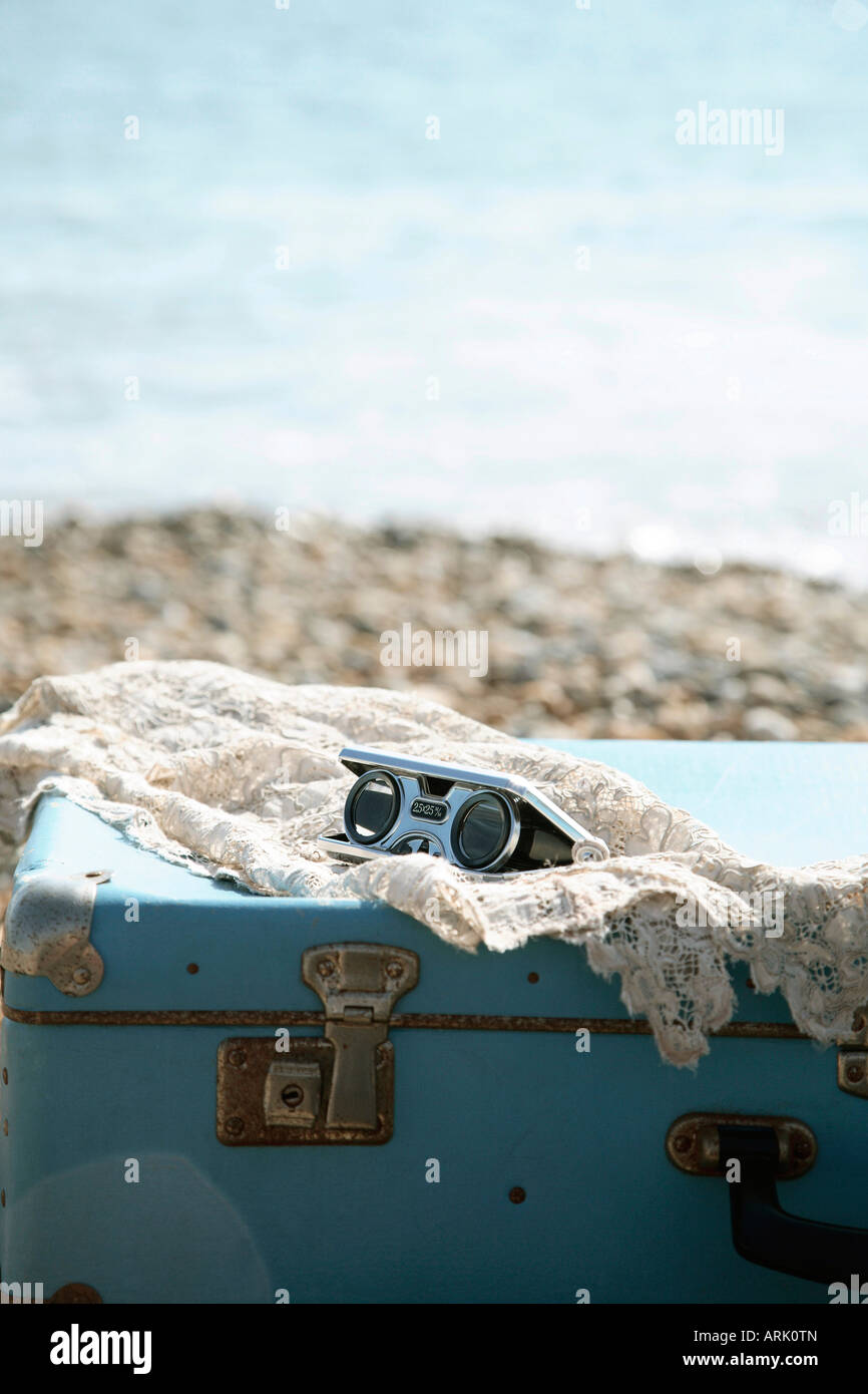 Close-up de binoculares y encajes en una maleta Foto de stock