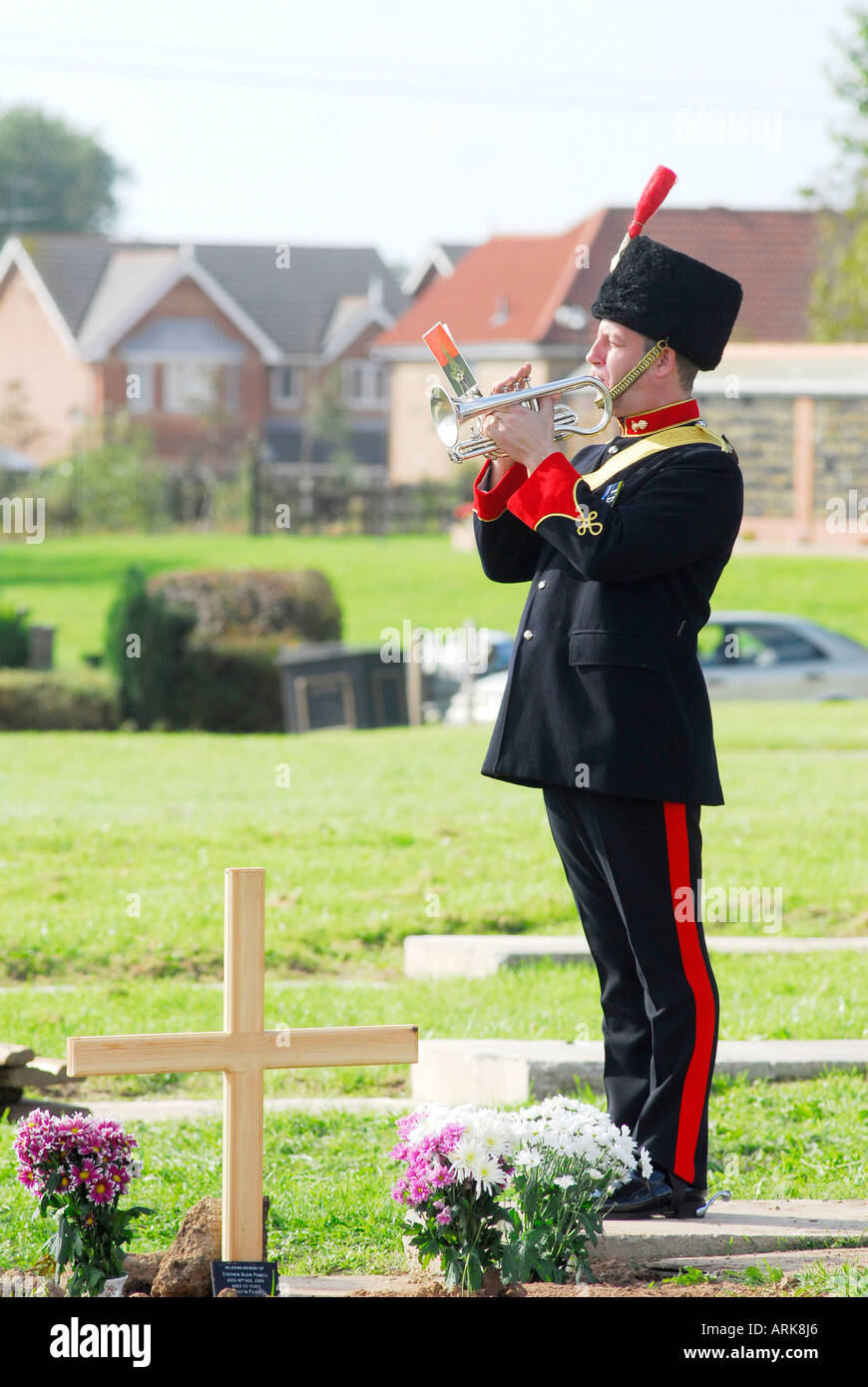 Bugler suena último puesto en funeral militar Foto de stock