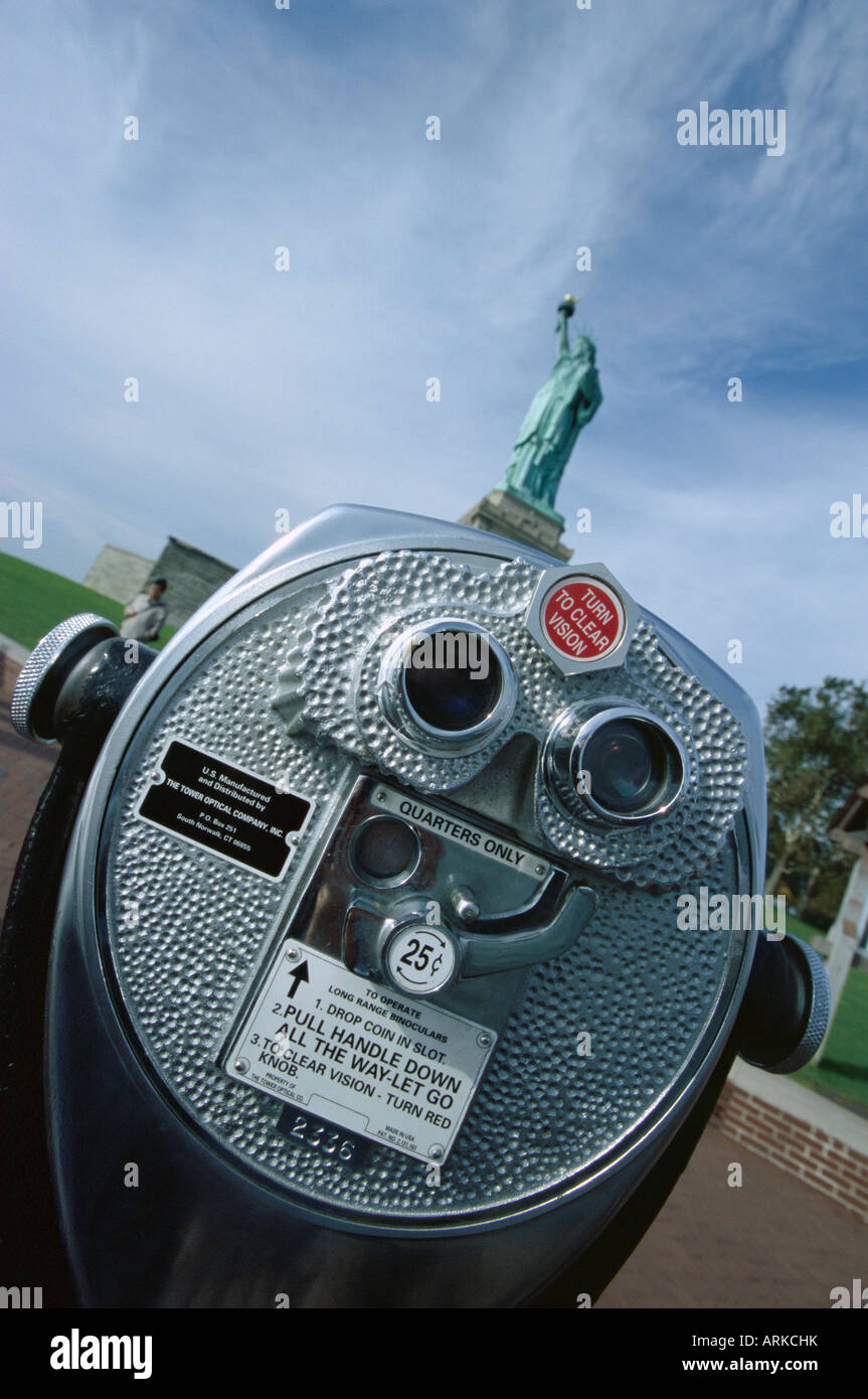 Los prismáticos de largo alcance y la de la libertad, de ciudad de Nueva York, Nueva York, Estados América del Norte Fotografía de stock - Alamy