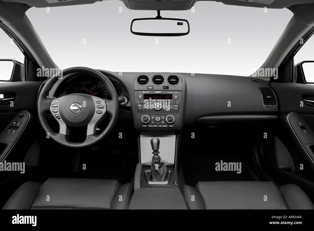 2008 Nissan Altima 2.5 S EN NEGRO - Tablero de a bordo, consola central, la  palanca de cambios ver Fotografía de stock - Alamy