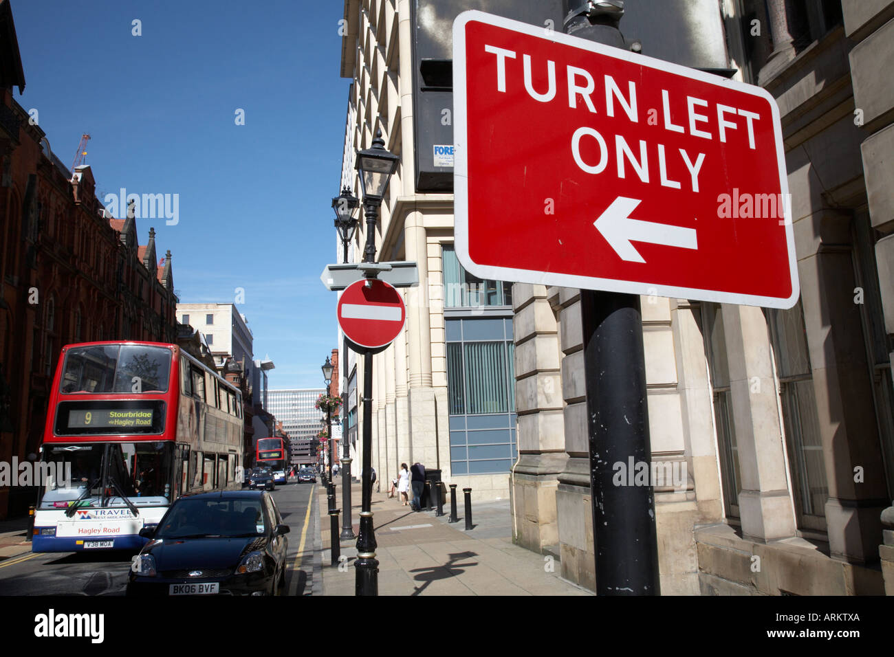 El centro de la ciudad de Birmingham Road West Midlands señales de tráfico en el centro de Inglaterra UK Foto de stock