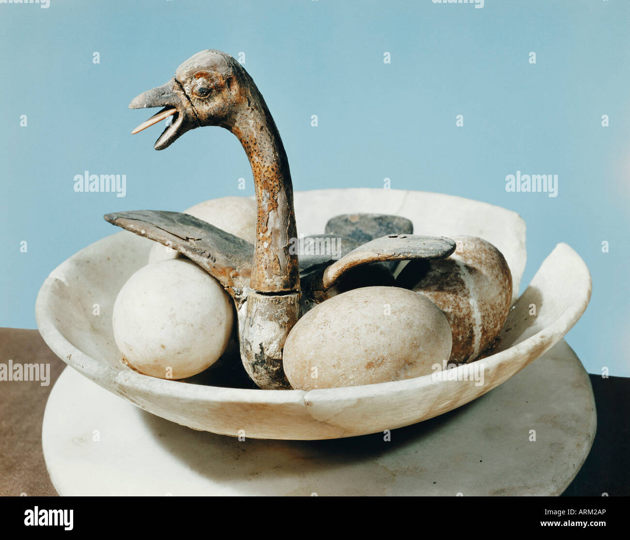 Tapa de un alabastro decorado con un ave en un nido y los huevos en un  recipiente hondo, de la tumba del faraón Tutankhamon Fotografía de stock -  Alamy