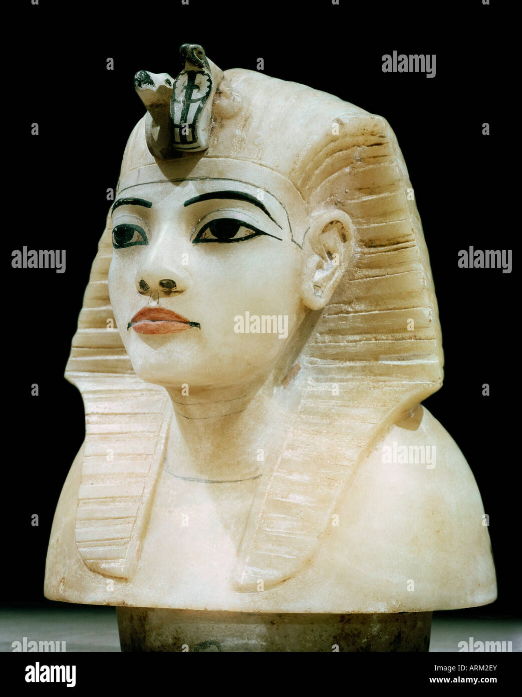 Tapón en la forma de la cabeza del rey de uno de los cuatro urnas canopic, desde la tumba del faraón Tutankhamon Foto de stock
