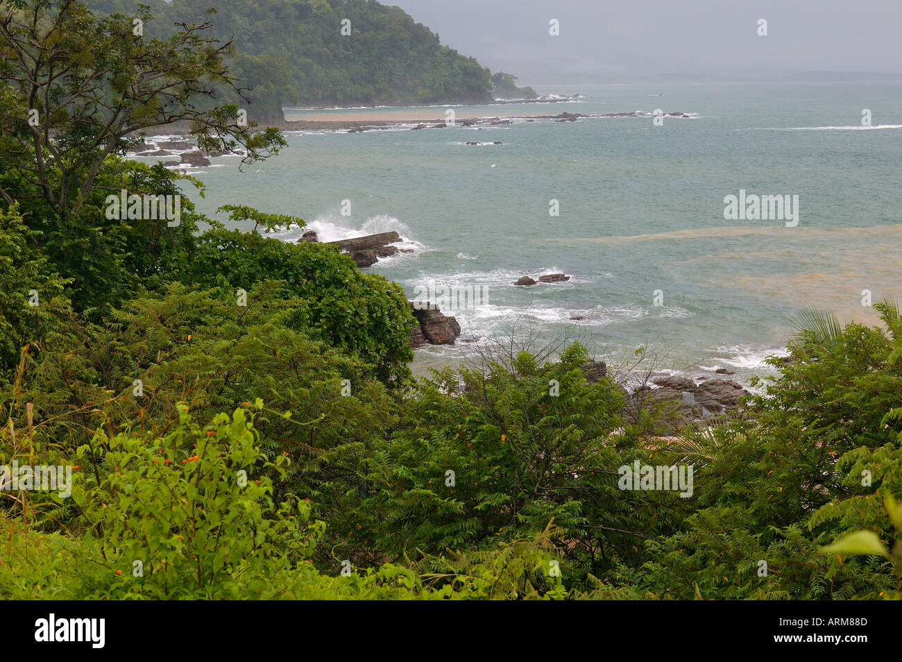 La costa justo al sur de Dominical Costa Rica Foto de stock