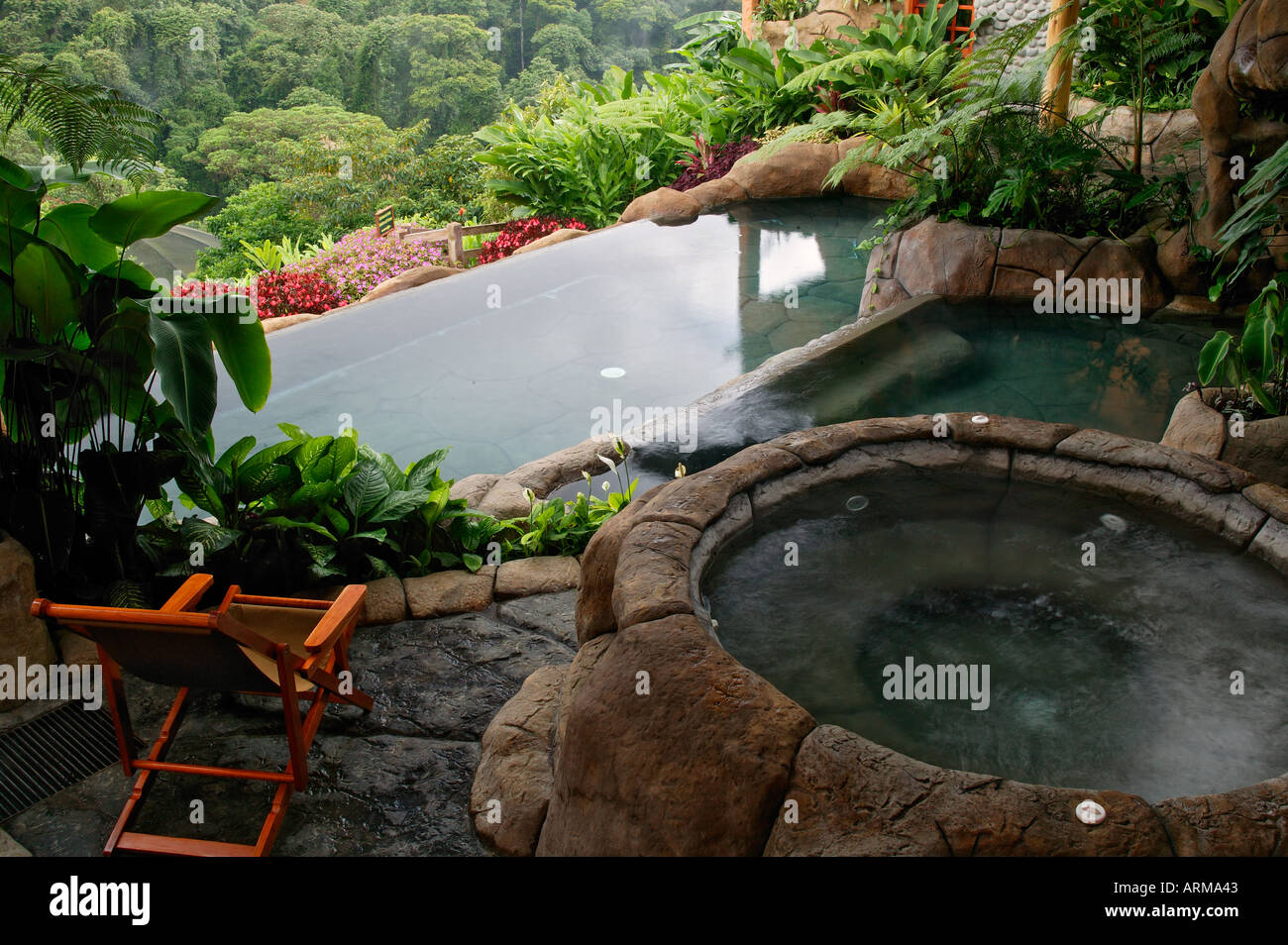 La piscina a La Paz Waterfall Gardens y Peace Lodge Costa Rica Foto de stock
