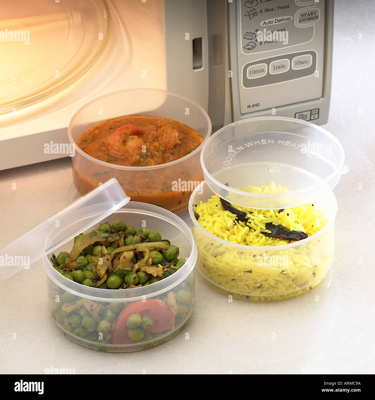 Comida hindú para llevar potes individuales de pescado al curry arroz  verduras Keywords macetas de plástico microondas Fotografía de stock - Alamy