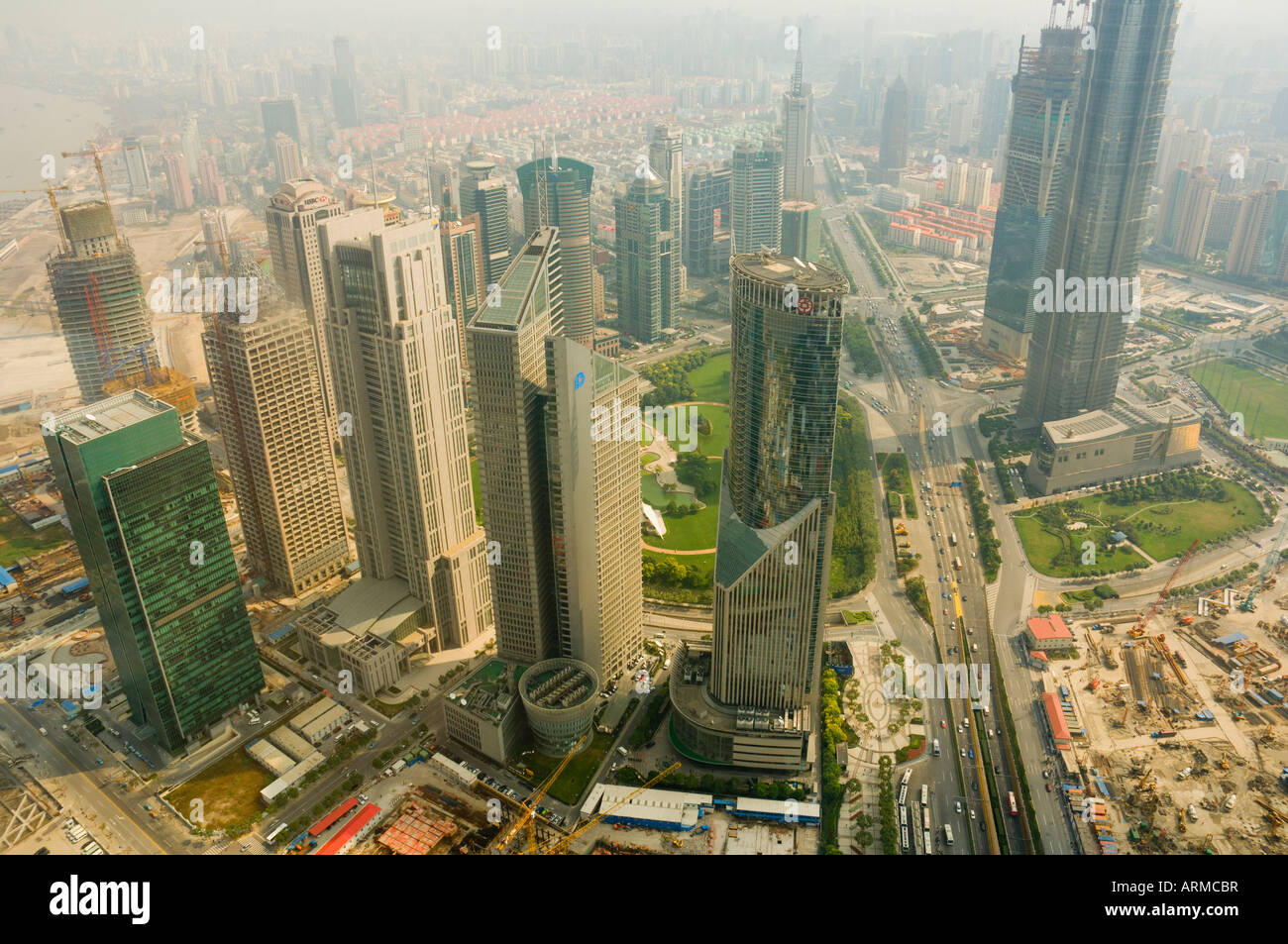 Vista aérea de la Oriental Pearl Tower de la zona financiera y comercial de Lujiazui, Shanghai, China, Asia Foto de stock
