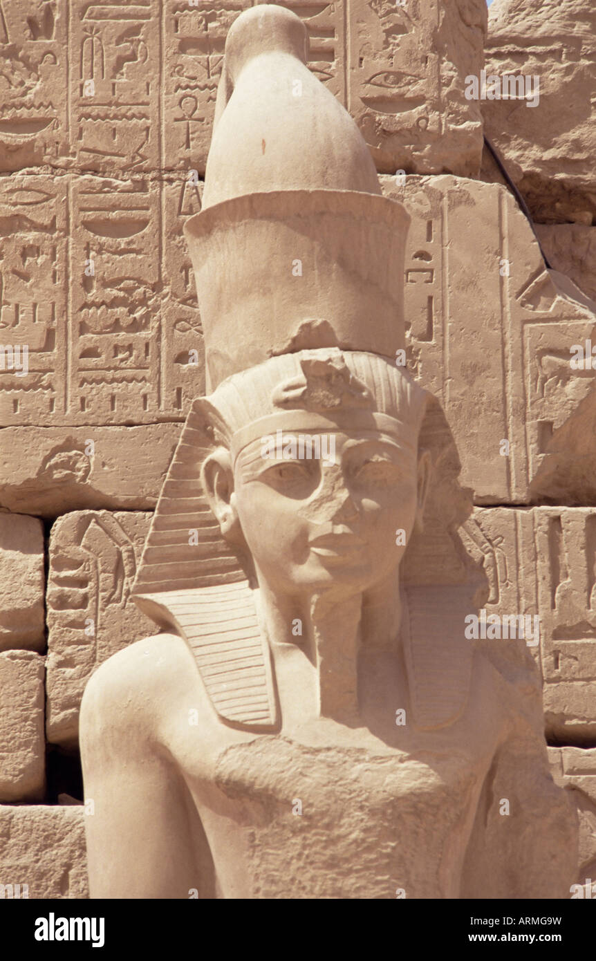 Estatua del faraón Ramsés II, el templo de Karnak, Tebas, Sitio del Patrimonio Mundial de la UNESCO, Egipto, el Norte de África, África Foto de stock