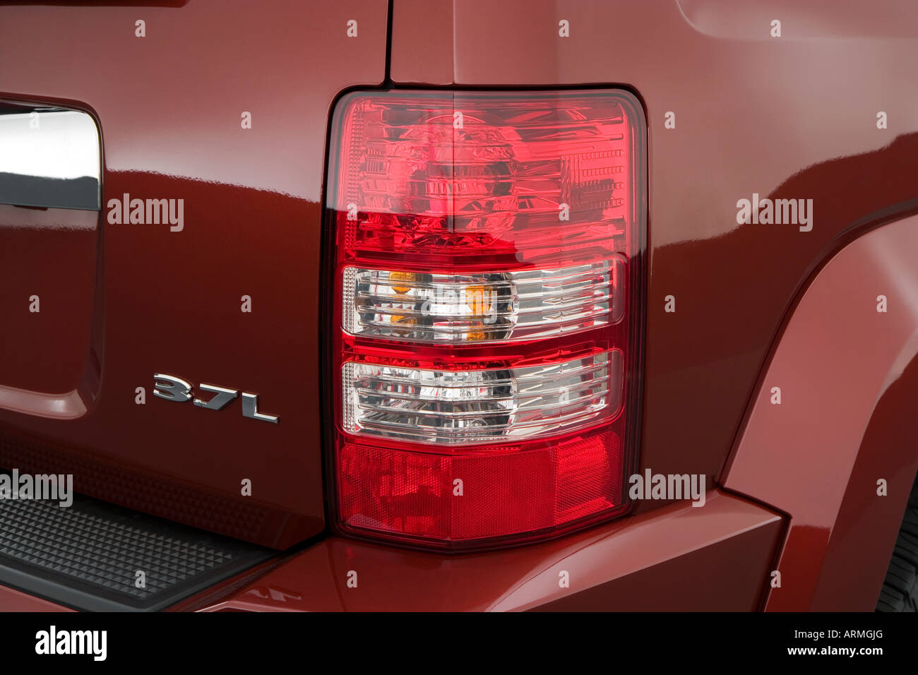 2008 Jeep Liberty Limited en rojo - luz trasera Fotografía de stock - Alamy