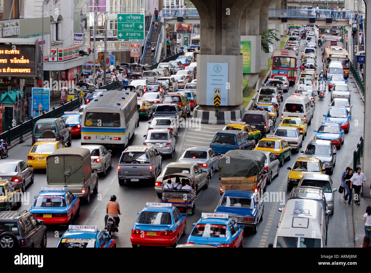 Caos de tráfico en Bangkok, Tailandia, el sudeste de Asia, Asia Foto de stock