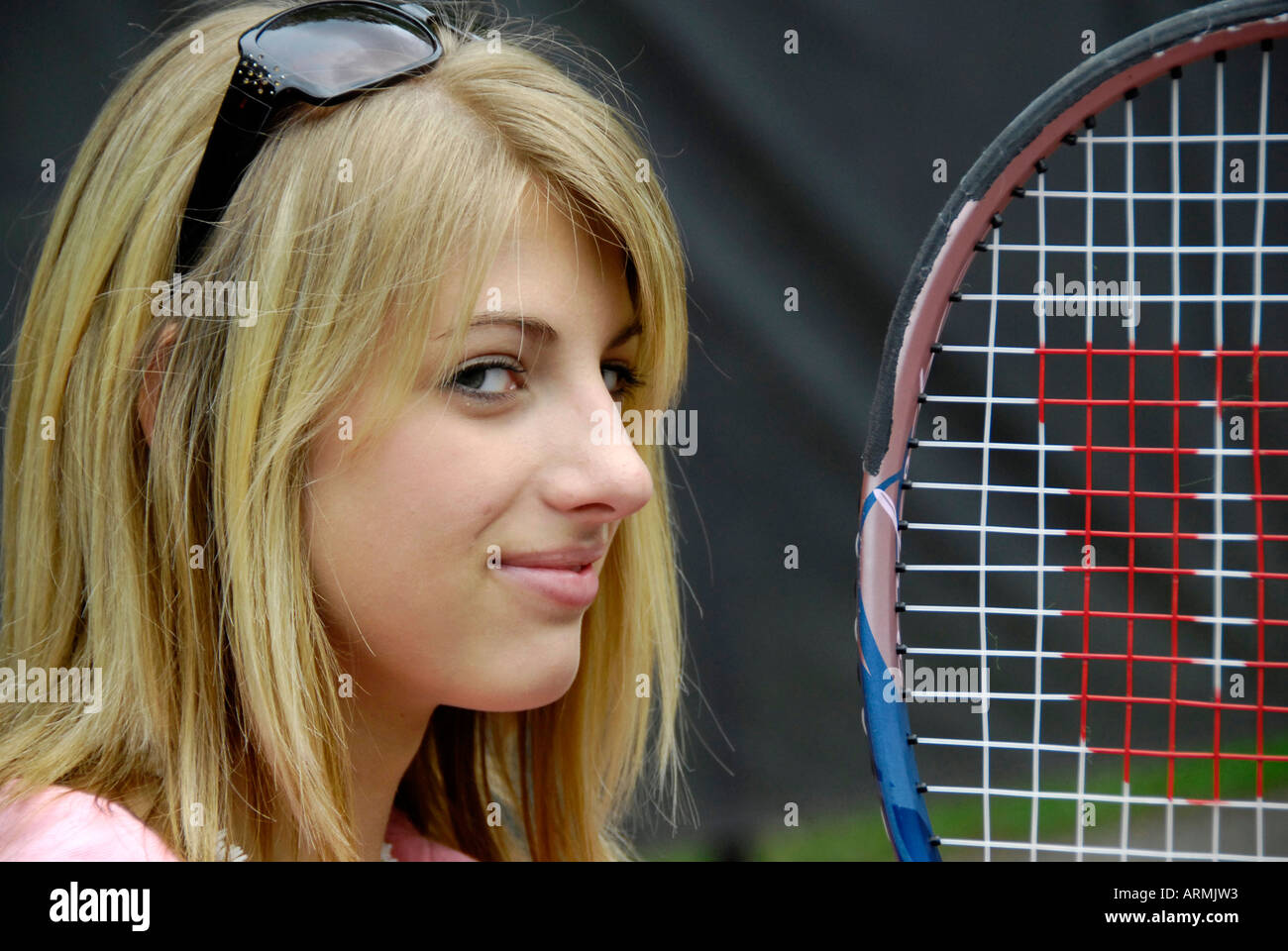 La escuela media y superior edad adolescentes toman lecciones de tenis en un verano el enriquecimiento y el desarrollo público programa ciudad Foto de stock