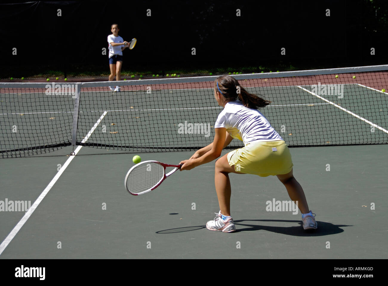 La escuela media y superior edad adolescentes toman lecciones de tenis en un verano el enriquecimiento y el desarrollo público programa ciudad Foto de stock