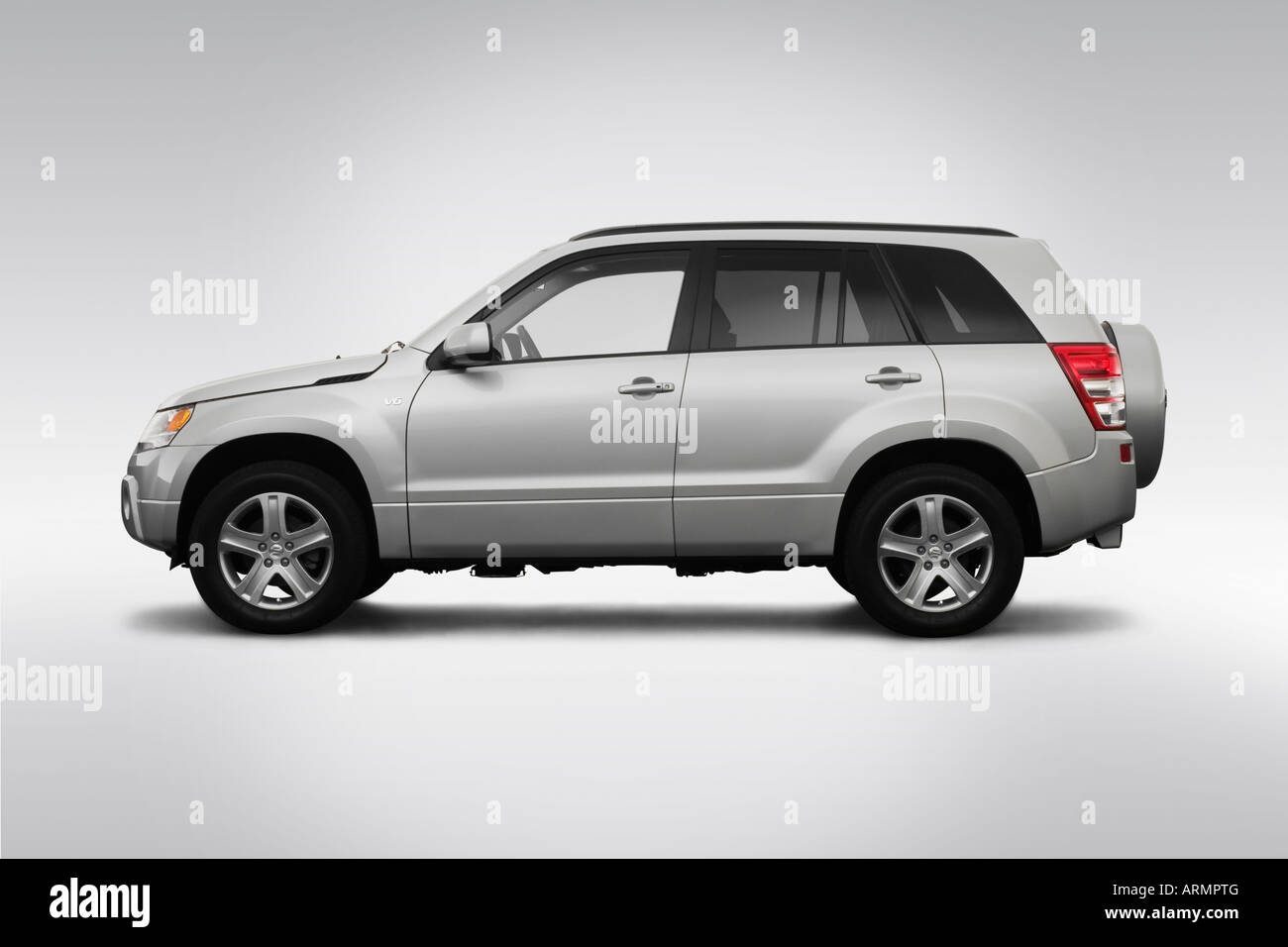 2008 Suzuki Grand Vitara Luxury en plata - Controladores perfil lateral  Fotografía de stock - Alamy