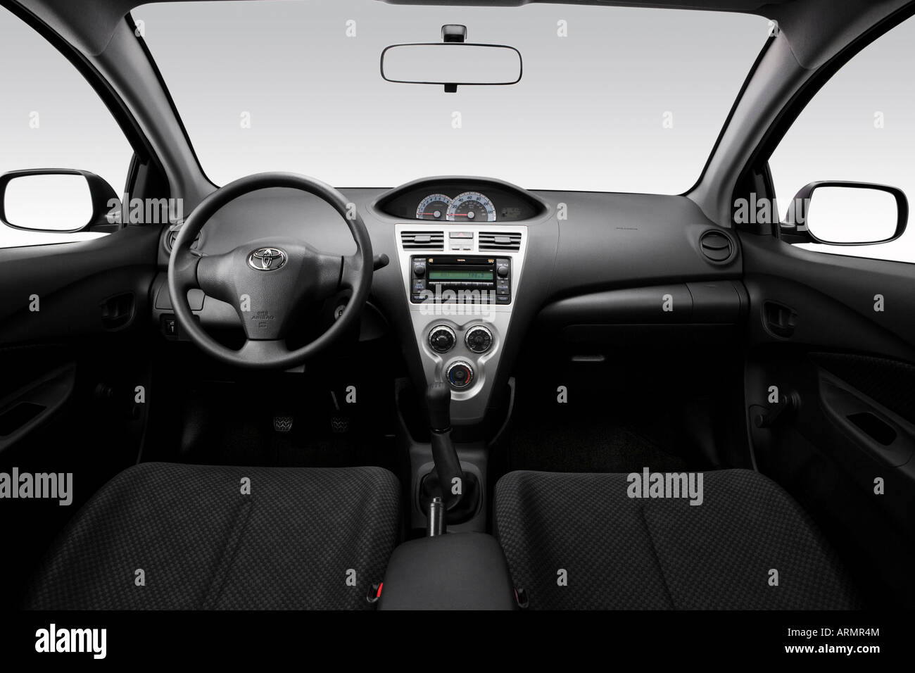 2008 Toyota Yaris opción b en negro - Tablero de a bordo, consola central,  la palanca de cambios ver Fotografía de stock - Alamy