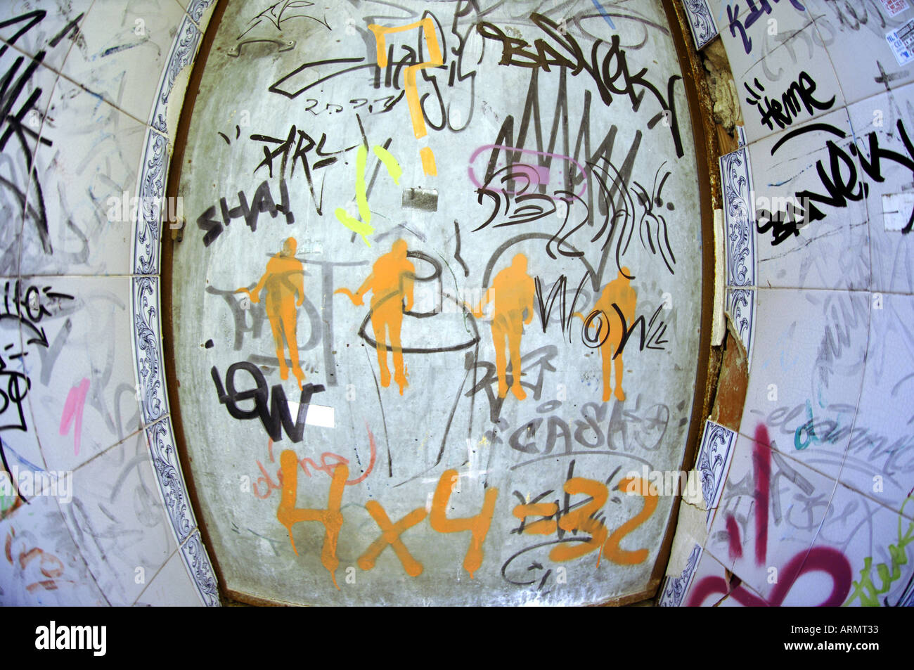 Graffiti, umbral, garabato, penal, daños, etiquetas, etiquetado, desfigurar, mark, juventud, firmar, firmas, identidad Foto de stock