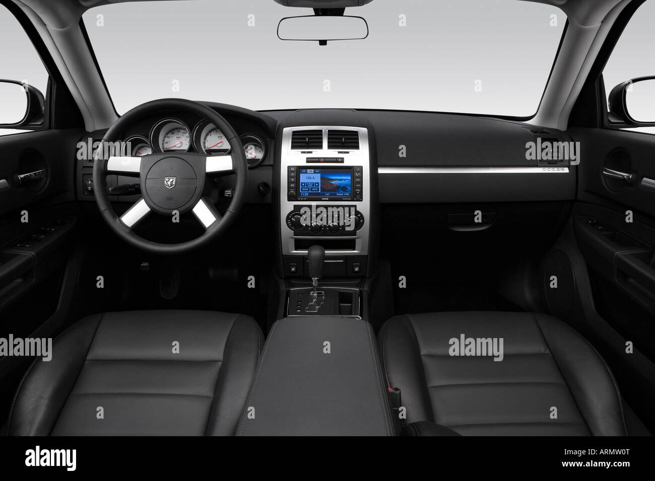 2008 Dodge Charger R/T en gris - Tablero de a bordo, consola central, la  palanca de cambios ver Fotografía de stock - Alamy