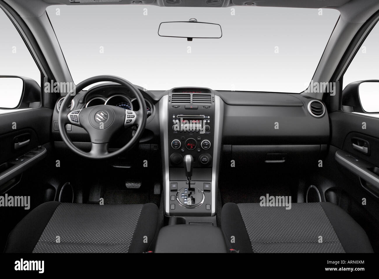 2008 Suzuki Grand Vitara en plata - Tablero de a bordo, consola central, la de cambios ver de stock - Alamy
