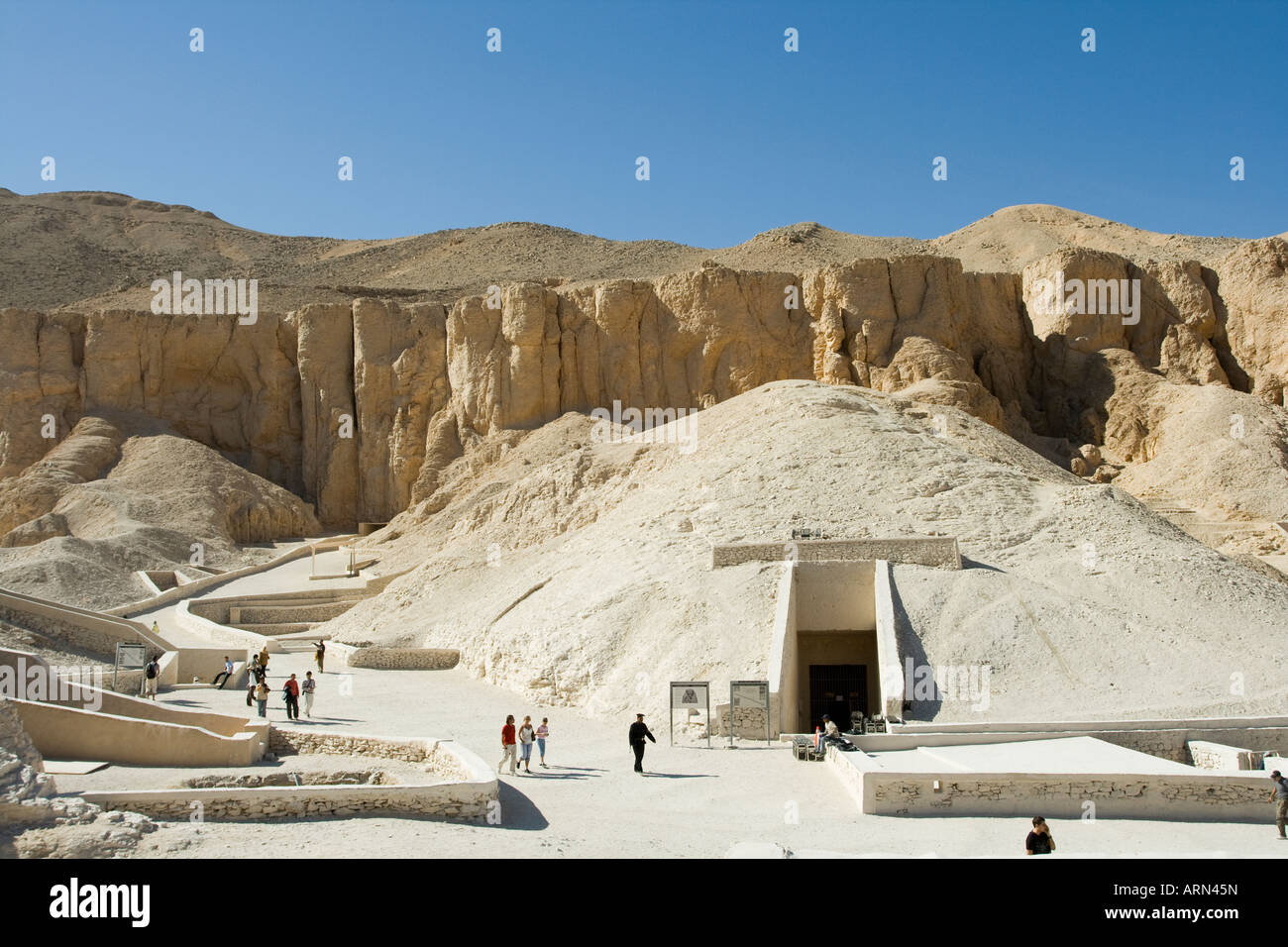 Entrada de tumbas en el Valle de los reyes de la ribera occidental del