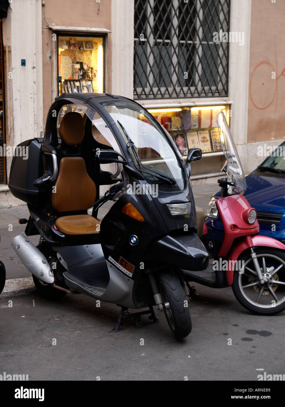 travesura elefante precisamente BMW C1 Ejecutivo vehículo urbano scooter moto con techo estacionado en una  calle de Roma Fotografía de stock - Alamy