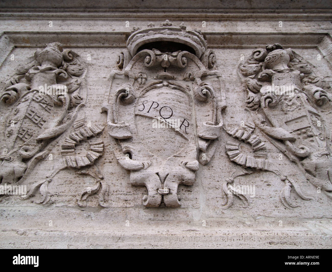 SPQR Senatus Populusque Romanus el senado y el pueblo de Roma signo símbolo tallado Roma Lazio Italia Foto de stock