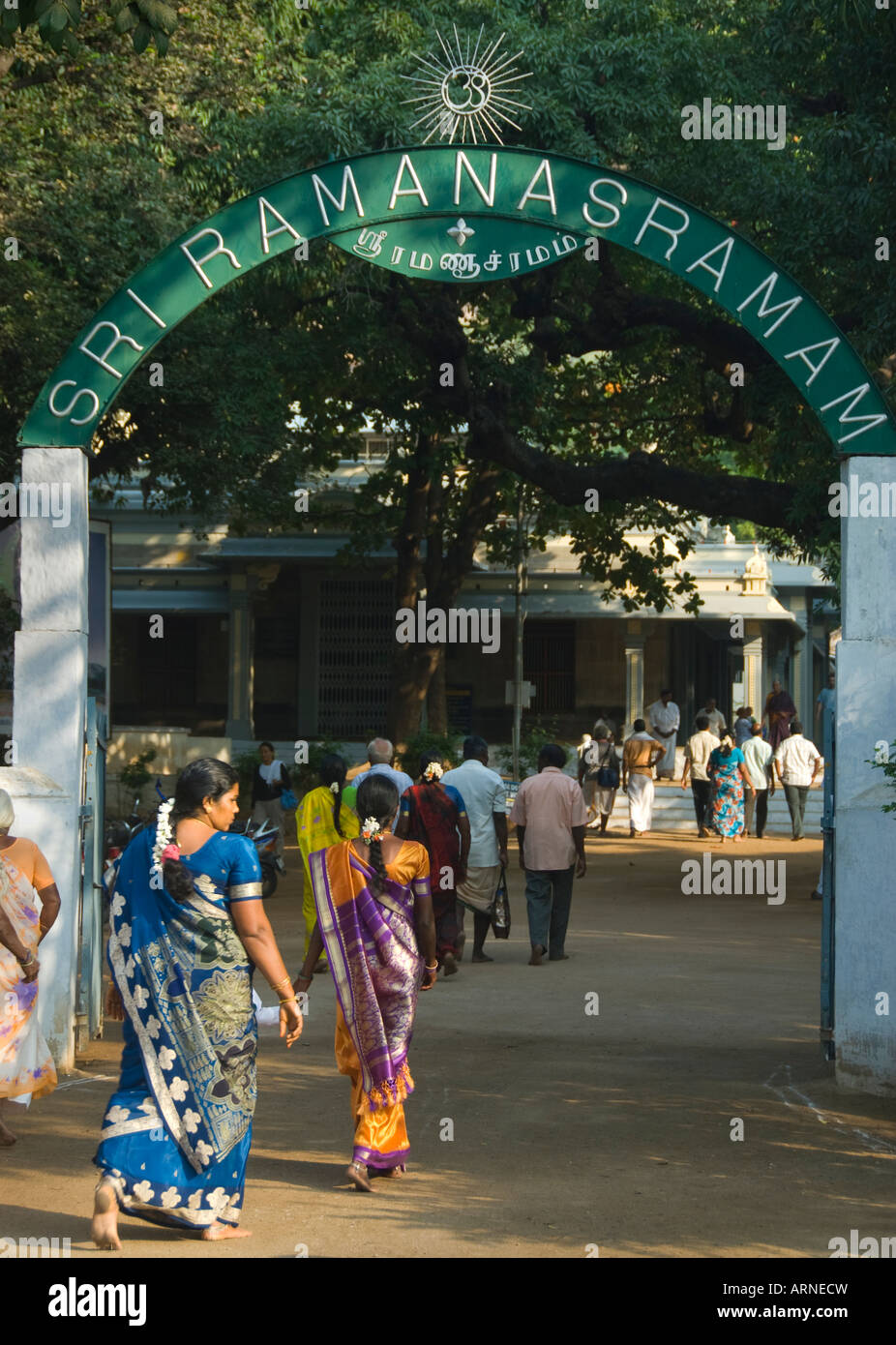 La gente entrar en Sri Ramanasramam en Tiruvannamalai, en Tamil Nadu, India Foto de stock