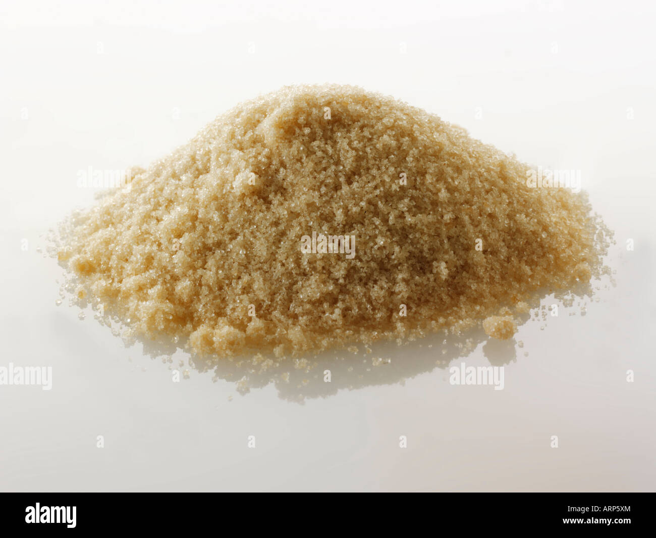 Marrón claro azúcar suave todavía la vida contra un fondo blanco Foto de stock
