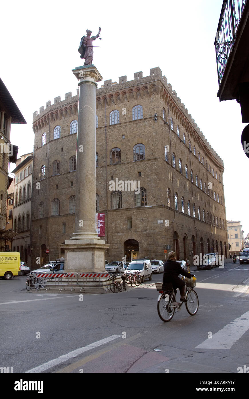 El Palazzo Spini Feroni, construido en 1289, hoy es la sede de Salvatore  Ferragamo los principales Zapatero en Italia Fotografía de stock - Alamy