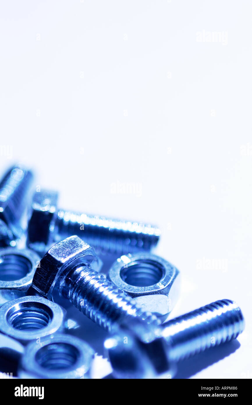 Vertical cerca de tornillos y tuercas de tono azul Tinta Foto de stock