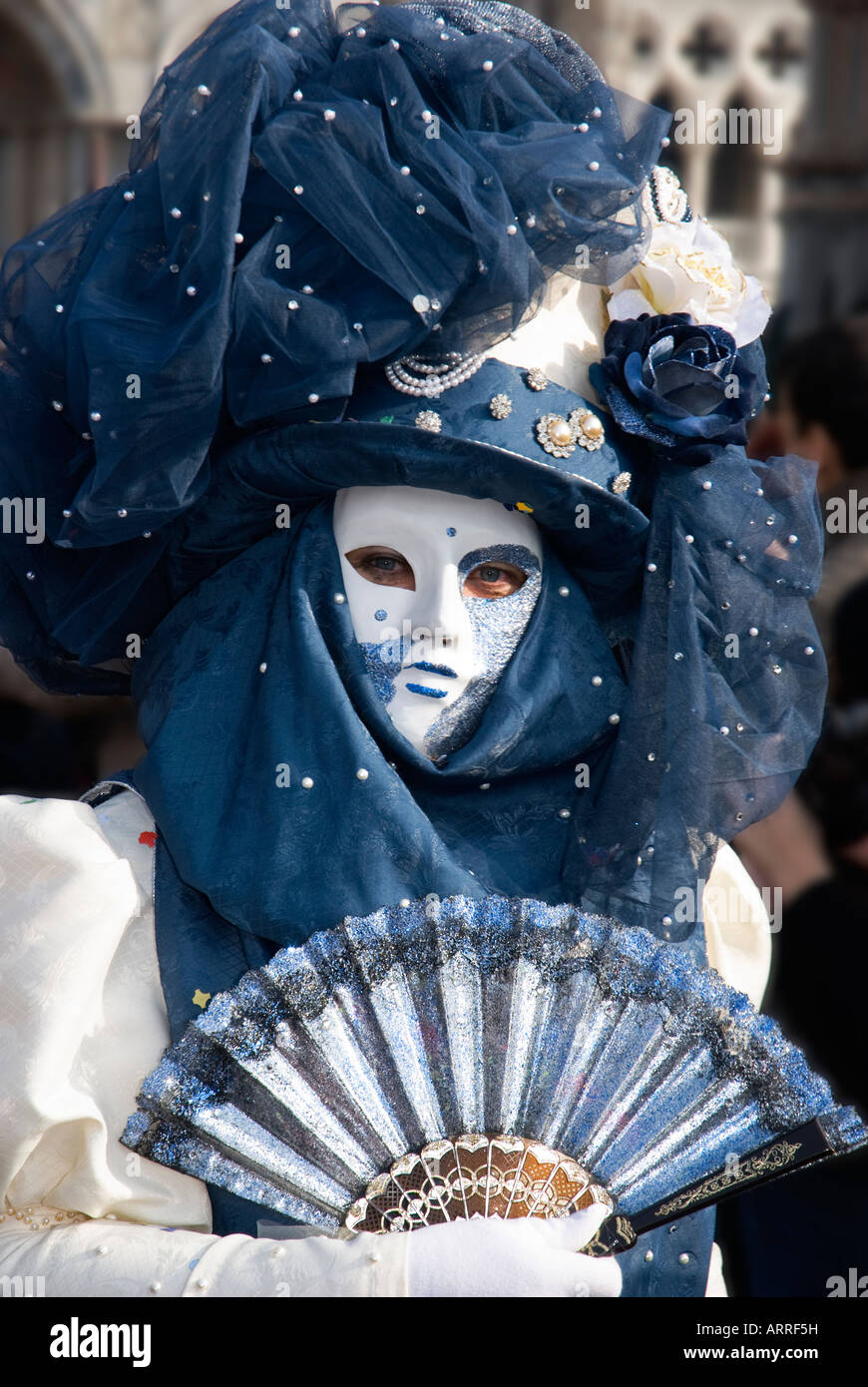 Mujer vistiendo el Carnaval disfraz veneciano con azul volantes sosteniendo  un ventilador Fotografía de stock - Alamy